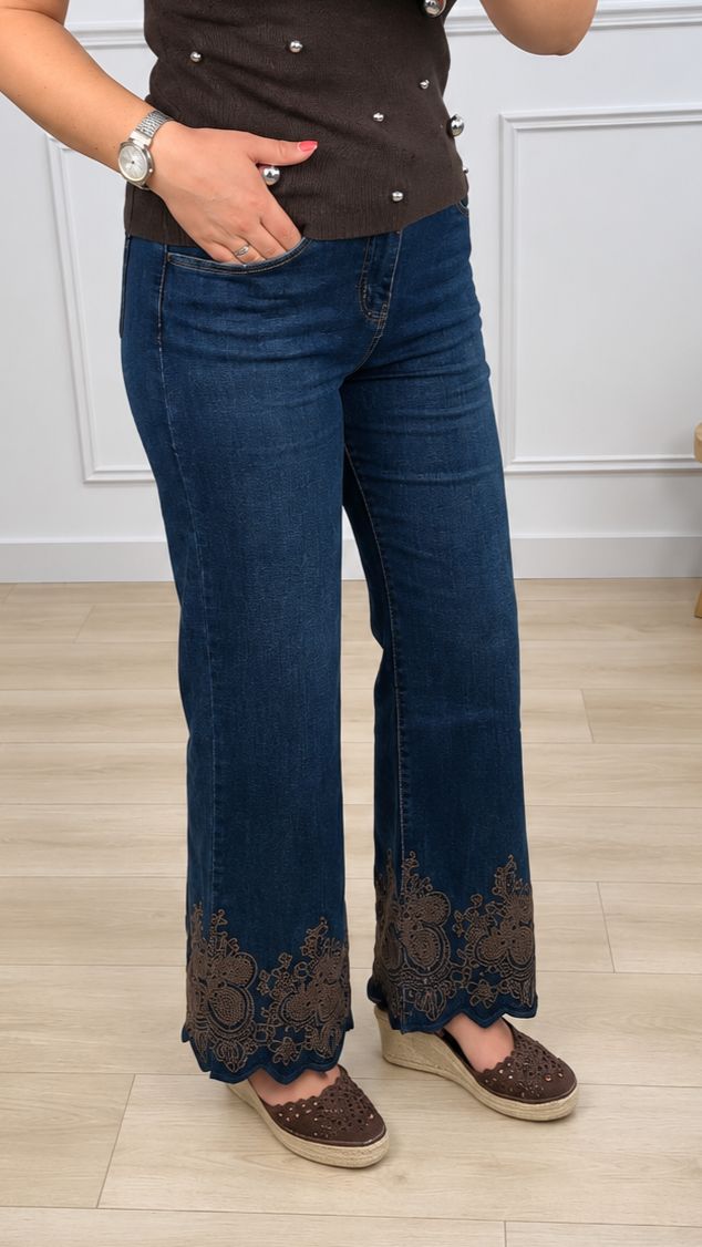 Pantalón vaquero con bordado en chocolate Pantalón vaquero con bordado en chocolate