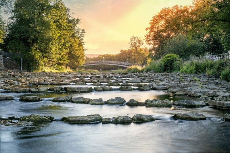 Die Ahr in Bad Neuenahr im Sommer