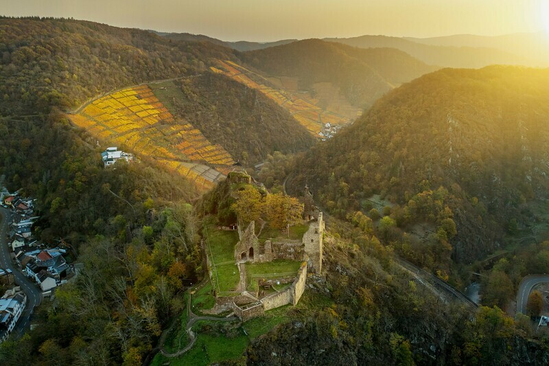 Burg Are im Sonnenaufgang