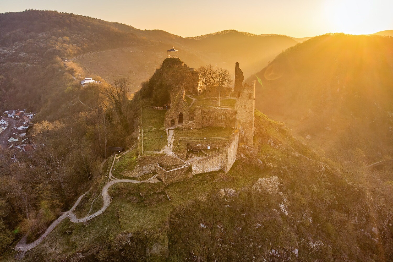 Burg Are in Alternahr im Sonnenaufgang