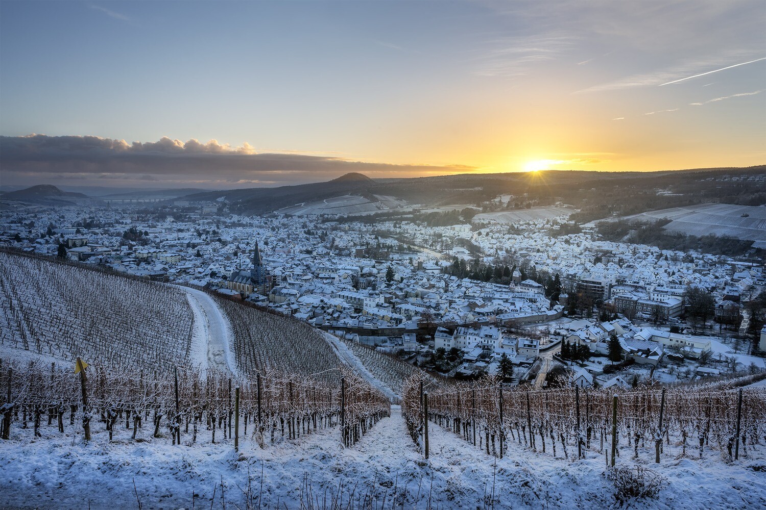 Sonnenaufgang über Ahrweiler im Winter