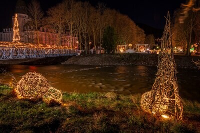 Blick auf die Behelfsbrücke und die Uferlichter