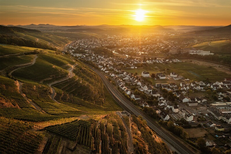 Sommerlicher Sonnenaufgang über Bad Neuenahr-Ahrweiler