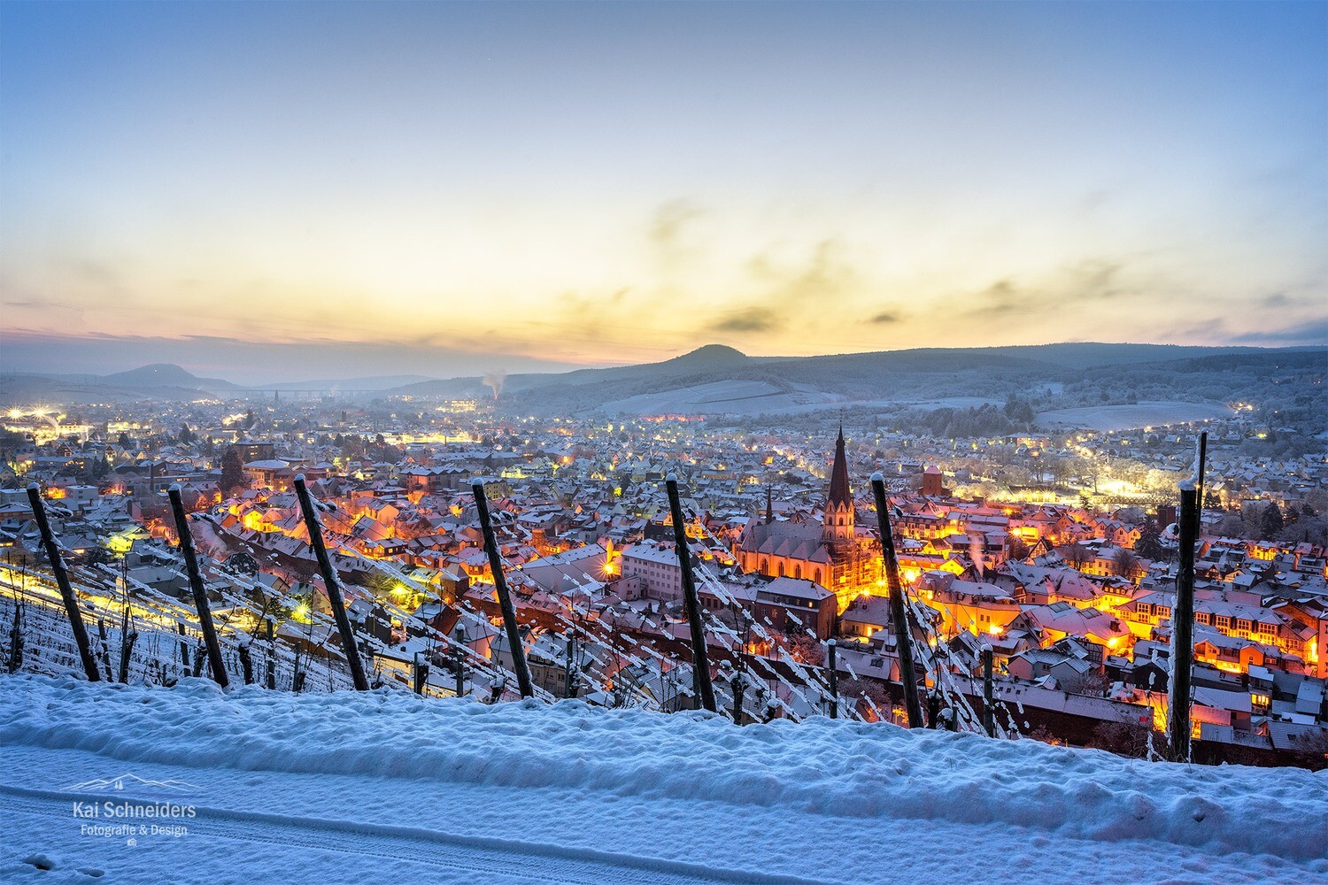 Blick über das beleuchtete Ahrweiler an einem Wintermorgen
