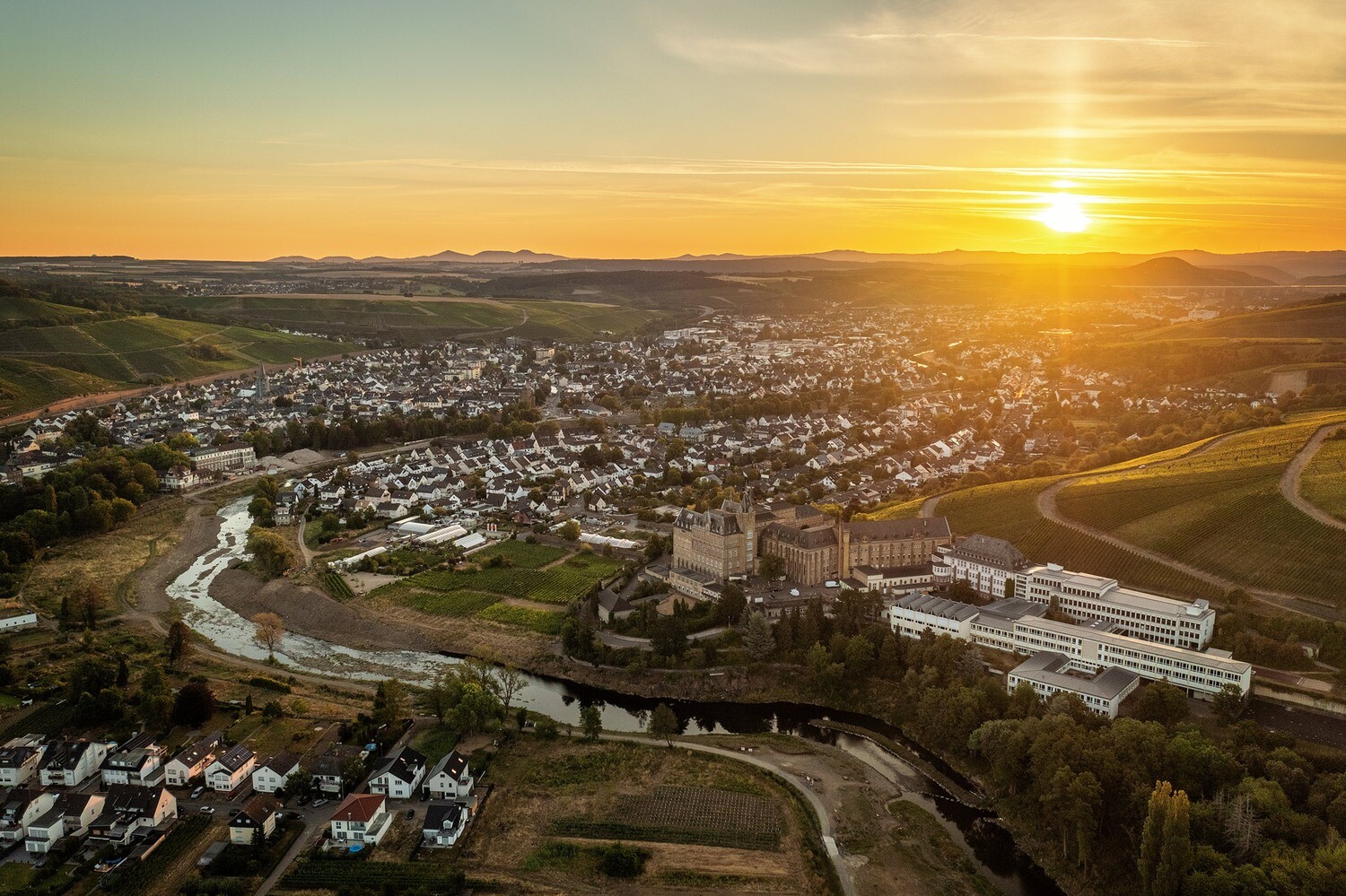 Ehemaliges Kloster Calvarienberg im Sonnenaufgang