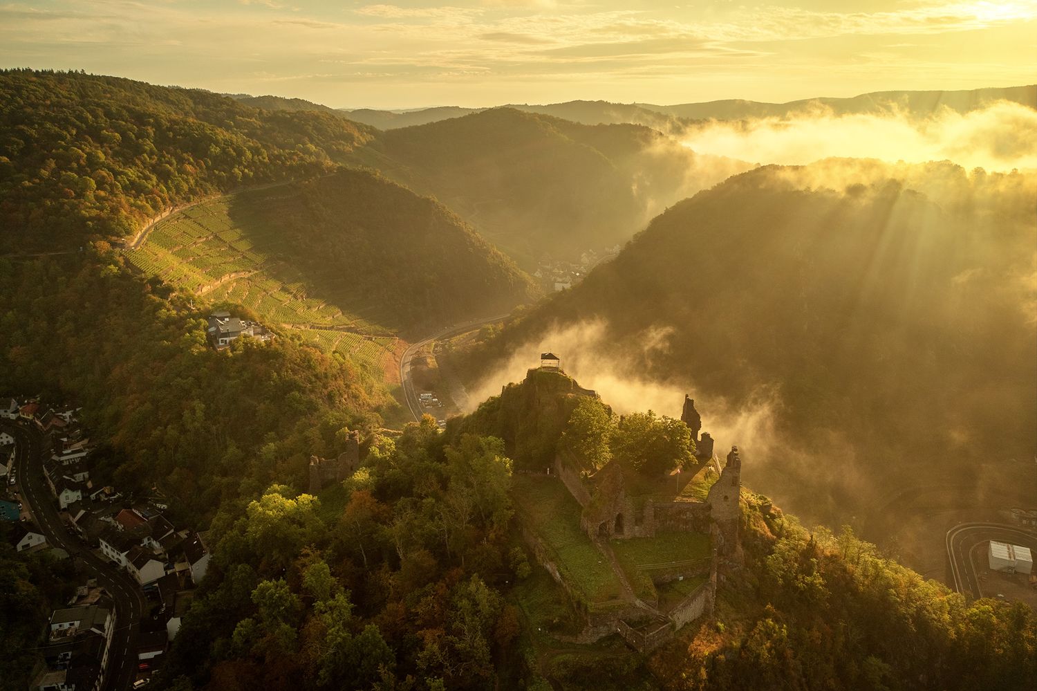 Burg Are in der Morgensonne