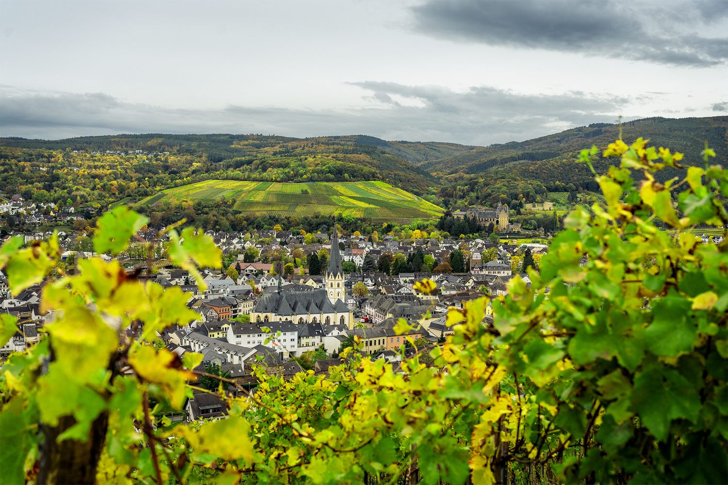 Die St. Laurentius-Kirche an einem nassen Herbsttag