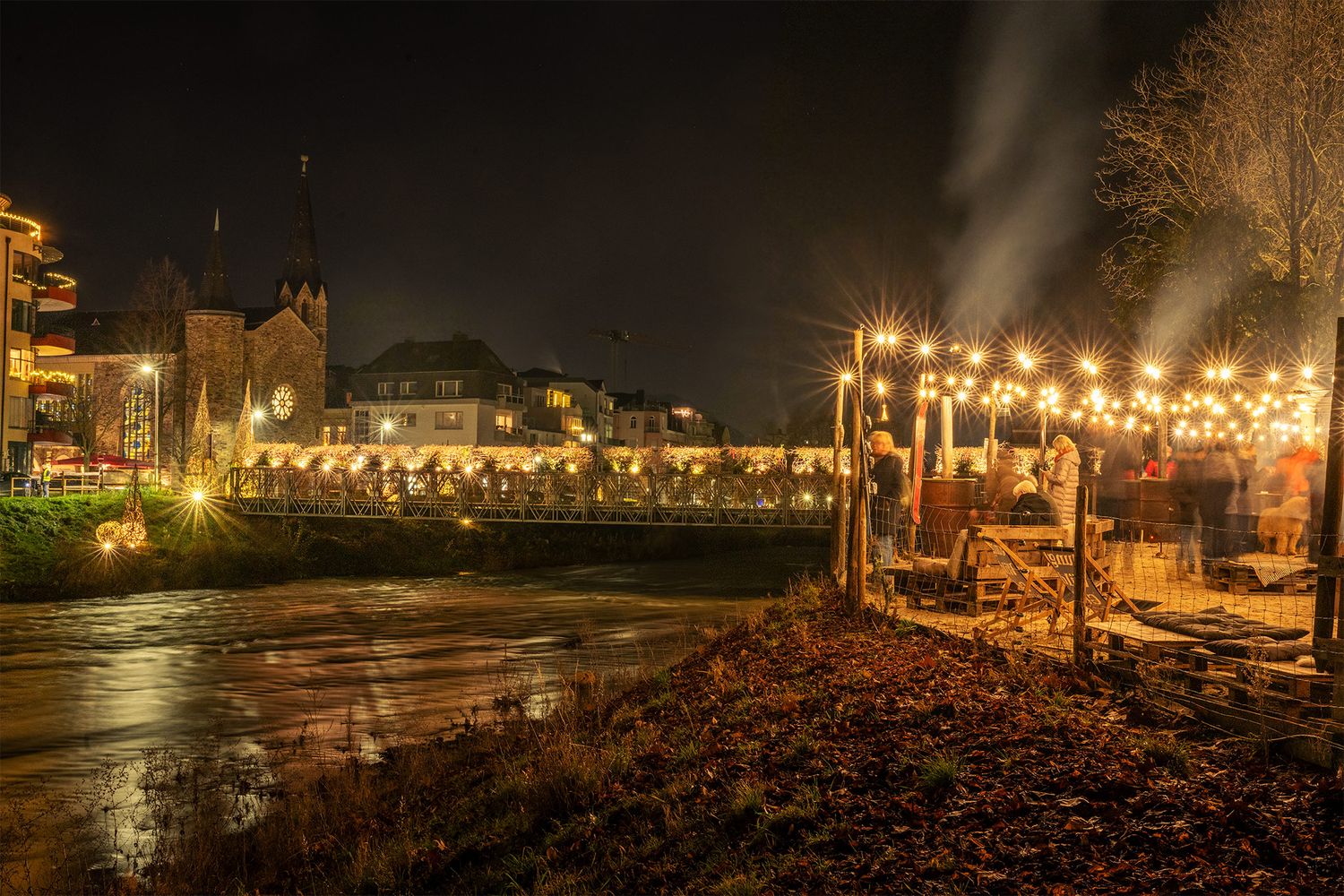Festliche Ahr bei den Uferlichtern