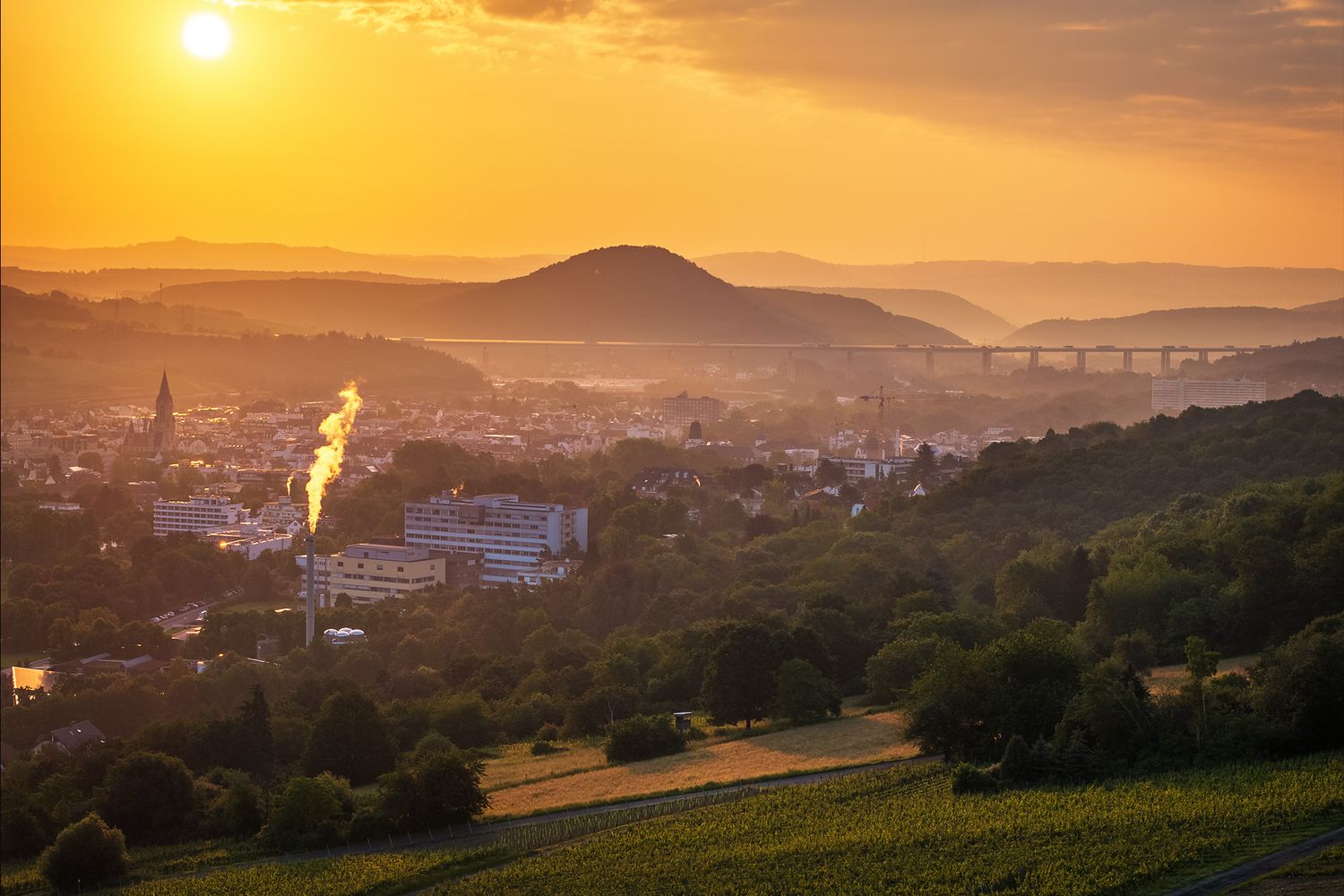 Dunstiger Blick auf Bad Neuenahr