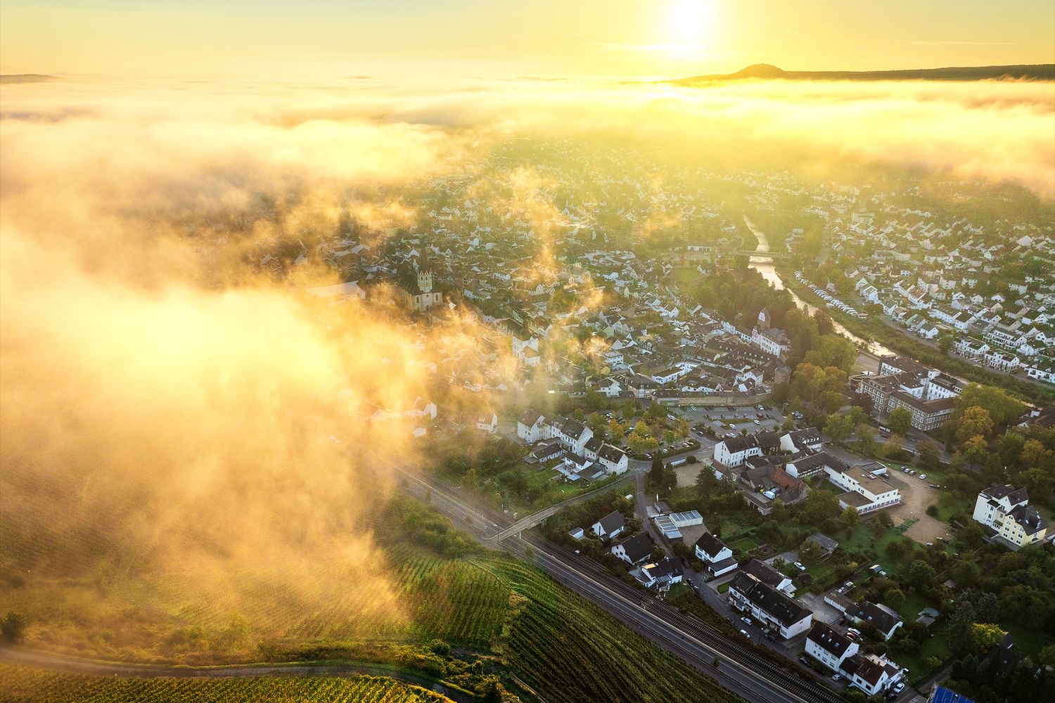 Nebliger Sonnenaufgang über Ahrweiler