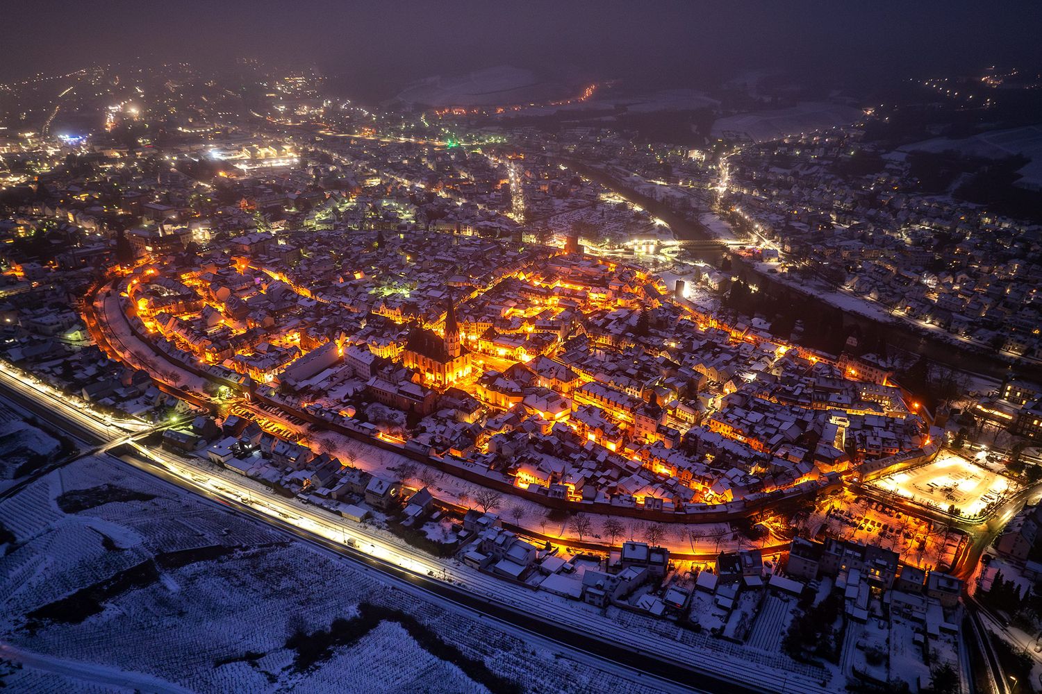 Schnee in der Dunkelheit in Ahrweiler