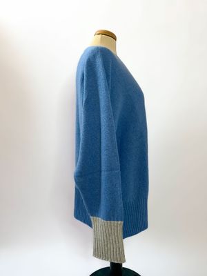 Maglione da donna in puro cashmere con collo a barchetta e dettagli a contrasto - Azzurro denim Maglione da donna in puro cashmere con collo a barchetta e dettagli a contrasto - Azzurro denim