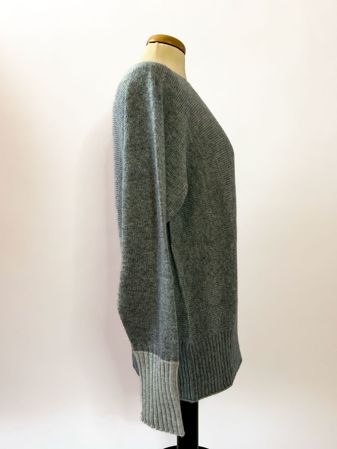 Maglione da donna in puro cashmere con collo a barchetta e dettagli a contrasto - Grigio antracite Maglione da donna in puro cashmere con collo a barchetta e dettagli a contrasto - Grigio antracite