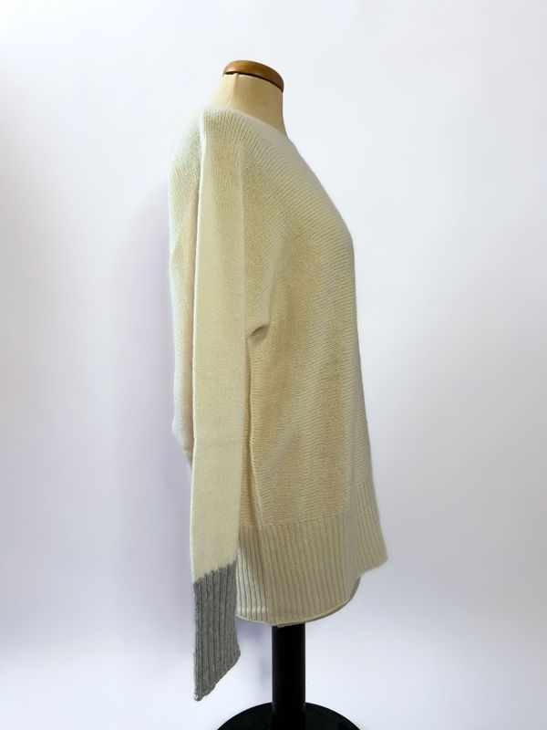 Maglione da donna in puro cashmere con collo a barchetta e dettagli a contrasto - Bianco