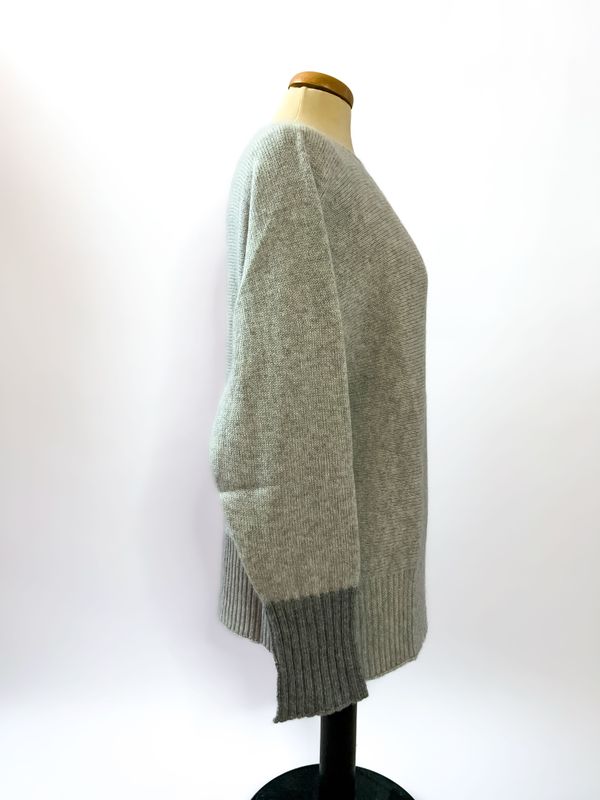 Maglione da donna in puro cashmere con collo a barchetta e dettagli a contrasto - Grigio chiaro