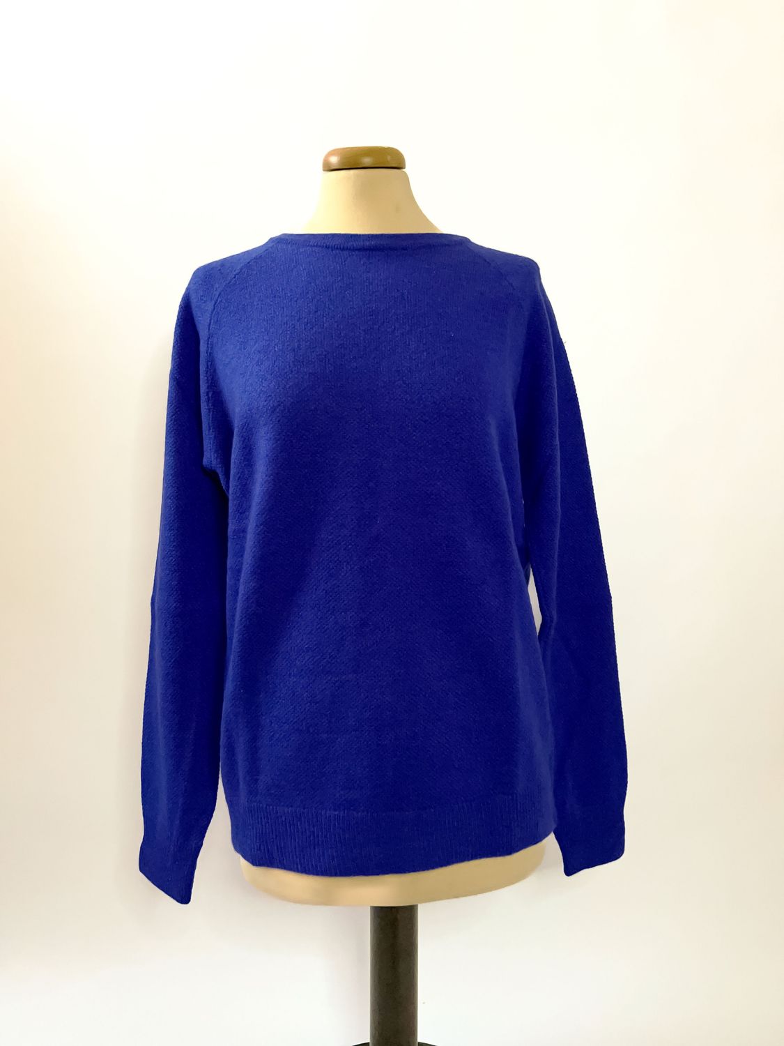 Maglione girocollo da donna in puro cashmere con lavorazione a nido d’ape - Blu elettrico Maglione girocollo da donna in puro cashmere con lavorazione a nido d’ape - Blu elettrico