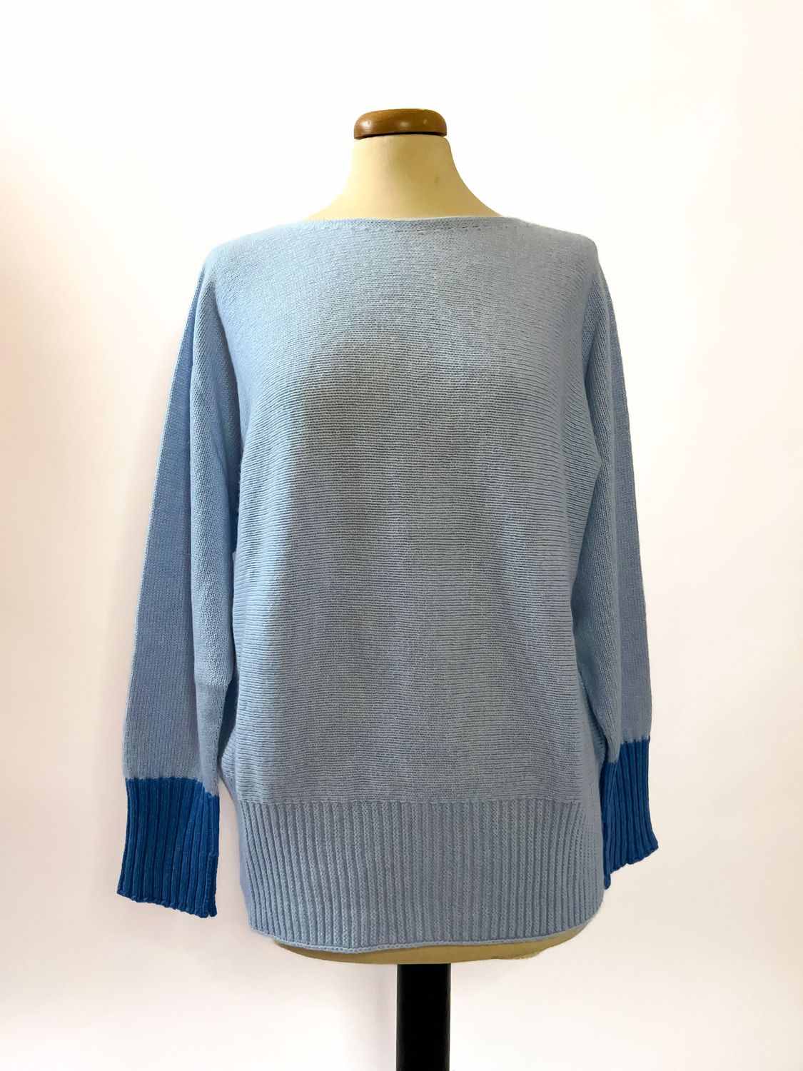 Maglione da donna in puro cashmere con collo a barchetta e dettagli a contrasto - Azzurro Maglione da donna in puro cashmere con collo a barchetta e dettagli a contrasto - Azzurro