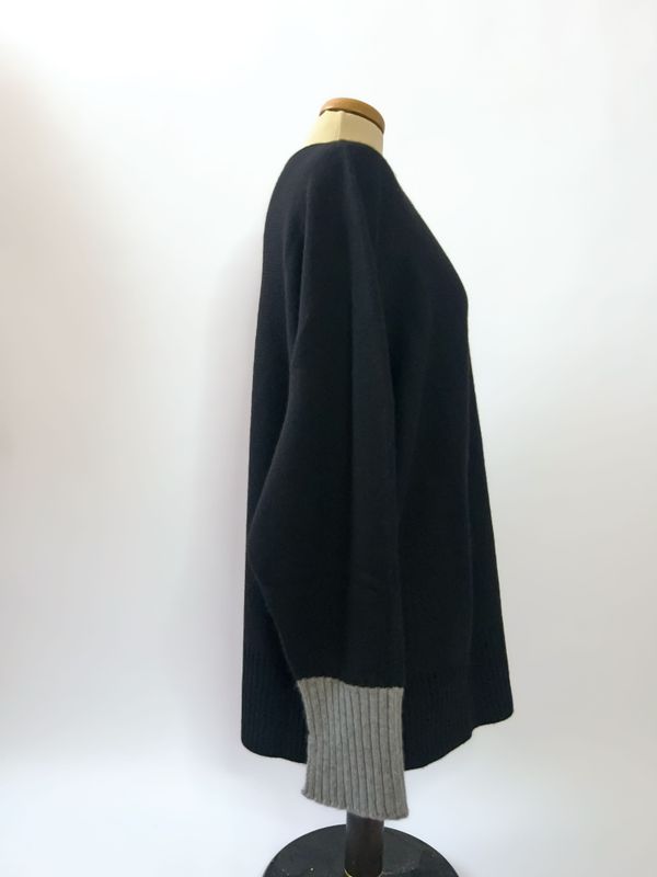 Maglione da donna in puro cashmere con collo a barchetta e dettagli a contrasto - Nero