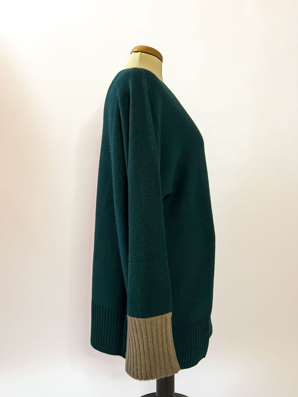 Maglione da donna in puro cashmere con collo a barchetta e dettagli a contrasto - Verde bosco Maglione da donna in puro cashmere con collo a barchetta e dettagli a contrasto - Verde bosco