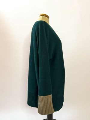 Maglione da donna in puro cashmere con collo a barchetta e dettagli a contrasto - Verde bosco Maglione da donna in puro cashmere con collo a barchetta e dettagli a contrasto - Verde bosco