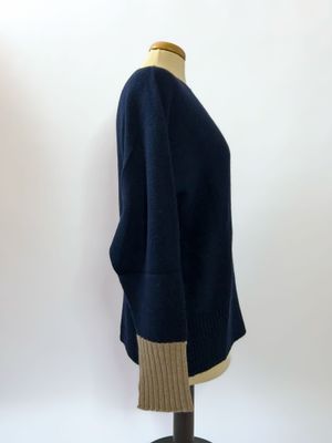 Maglione da donna in puro cashmere con collo a barchetta e dettagli a contrasto - Blu notte