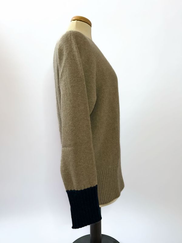 Maglione da donna in puro cashmere con collo a barchetta e dettagli a contrasto - Marrone
