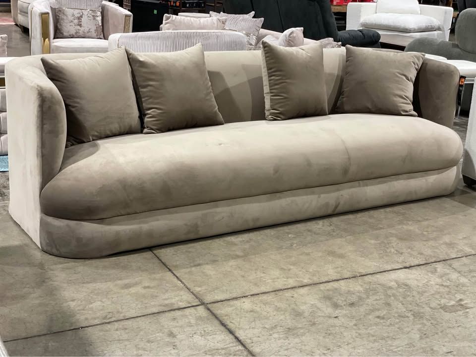 Valentina Sofa, Kona Camel