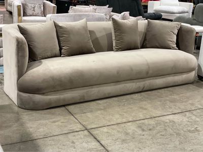 Valentina Sofa, Kona Camel