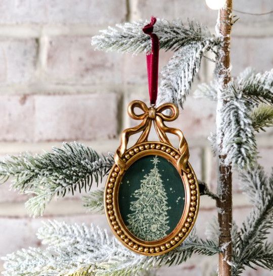 Gold Oval Frame Ornament