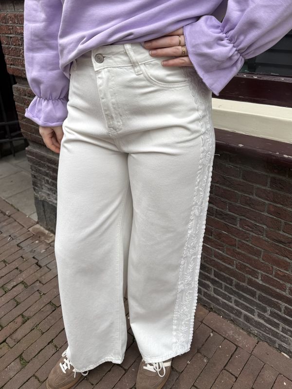 Lange Witte Jeans met Kantdetails