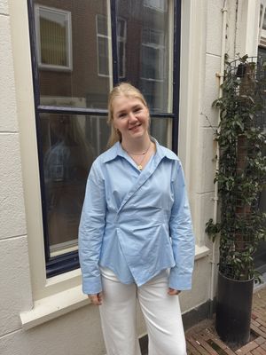 Blauwe Blouse met Schuine Knoopsluiting