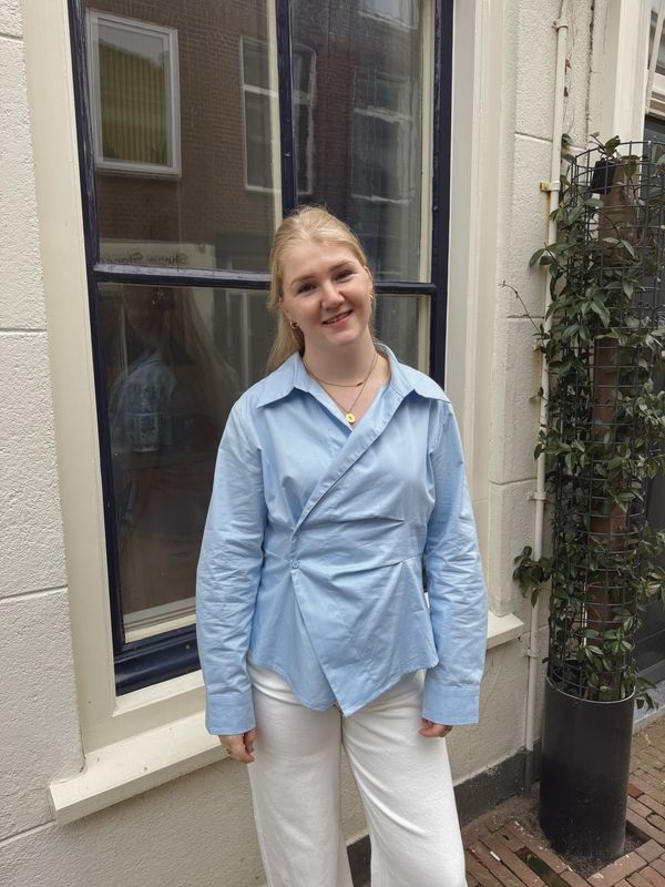Blauwe Blouse met Schuine Knoopsluiting