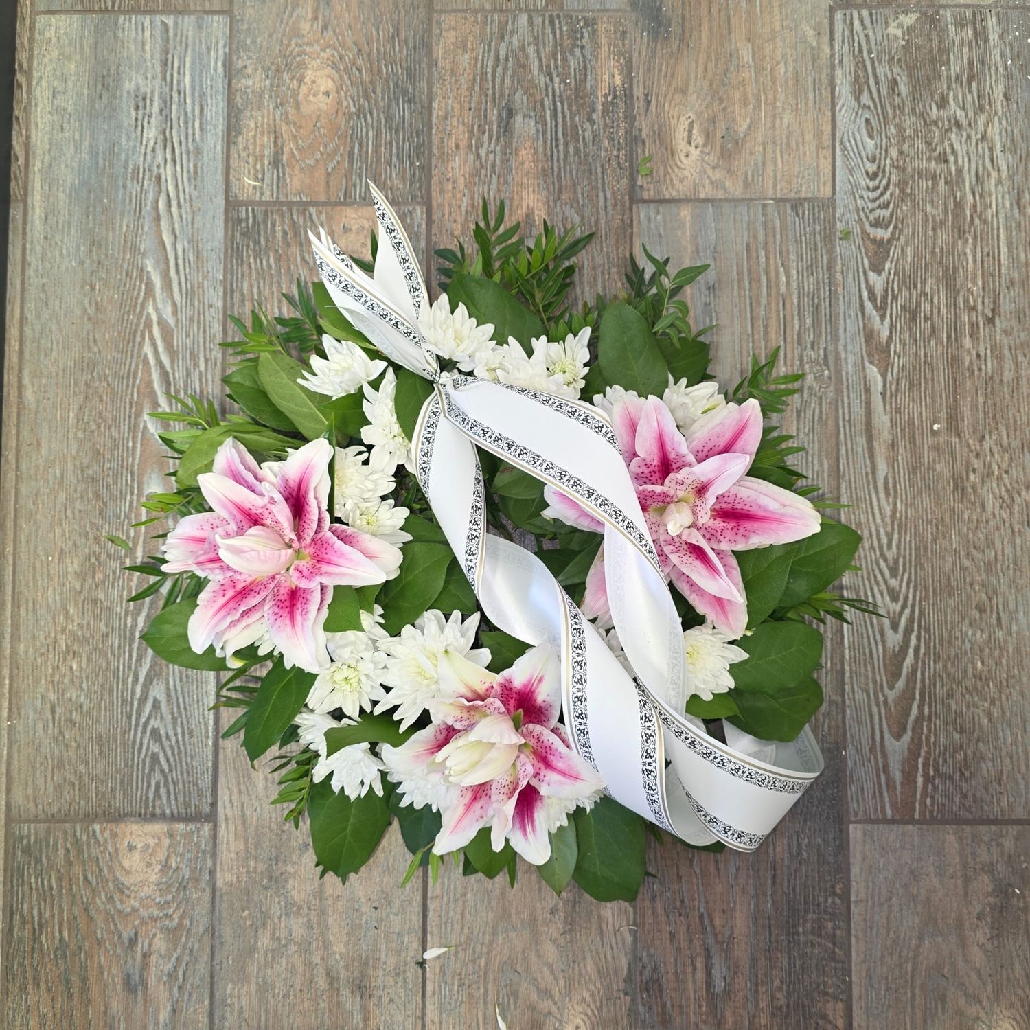 Coroana crini roz + crizanteme albe