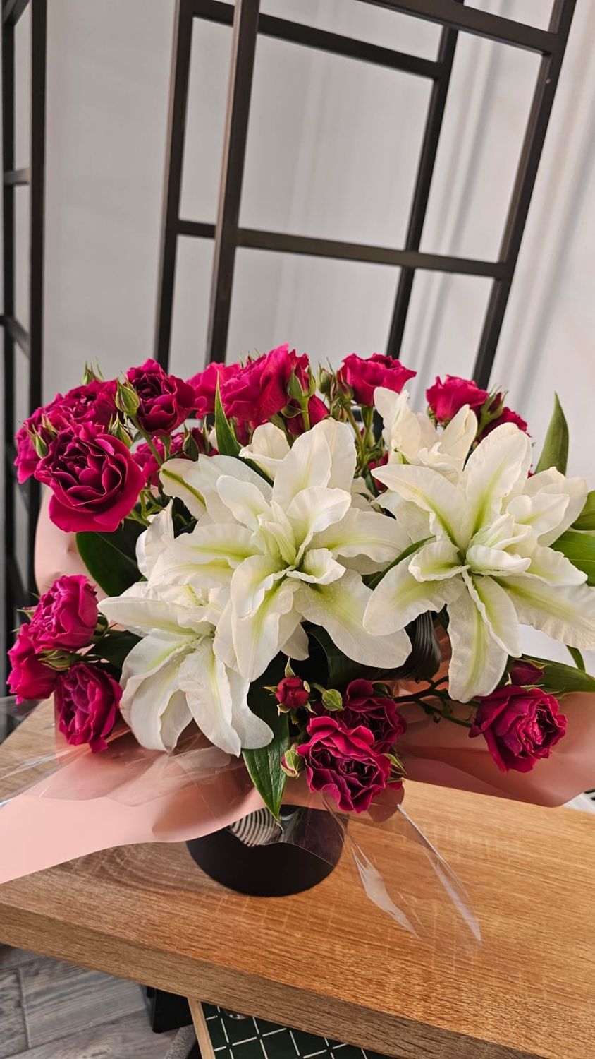 Buchet trandafiri + crini