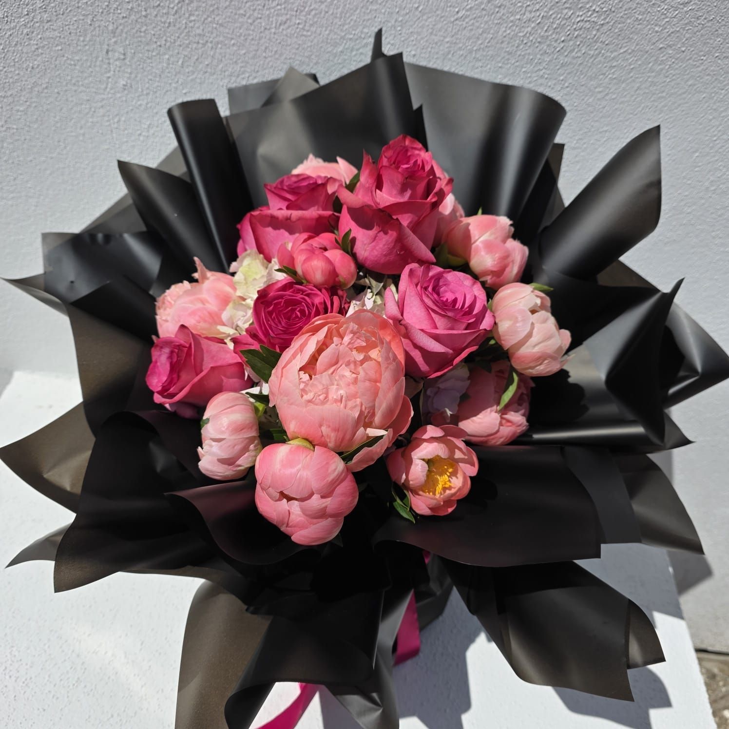 Buchet mixt bujori - trandafiri