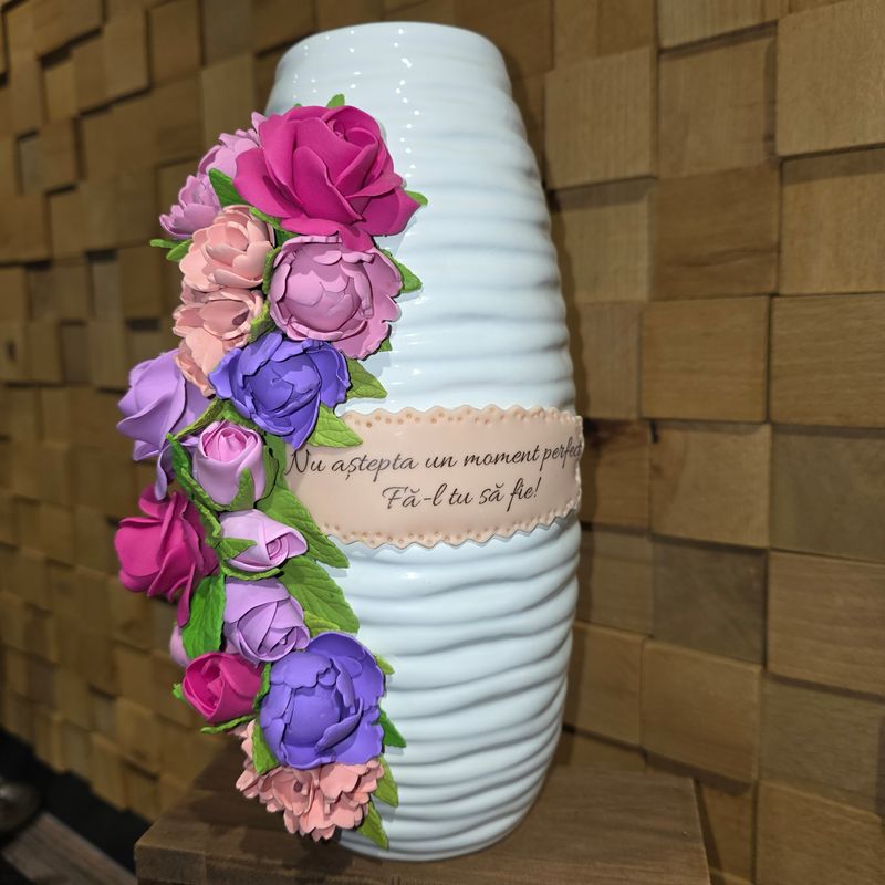 Vaza mesaj : " Nu astepta momentul perfect. Fa-l tu sa fie!"