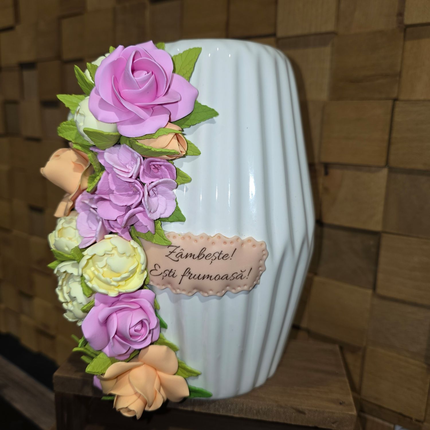 Vaza mesaj : Zâmbește,  ești frumoasa !"