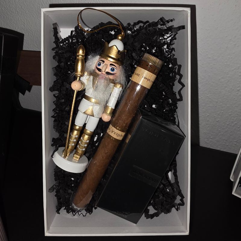 Cadou pt. El ( parfumuri&amp;trabuc&amp;spărgător de nuci)