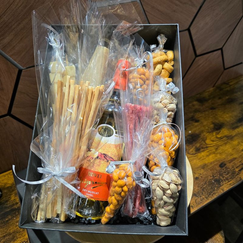 Cutie cadou cu vin, branzeturi, alune, fistic,  grisine, etc