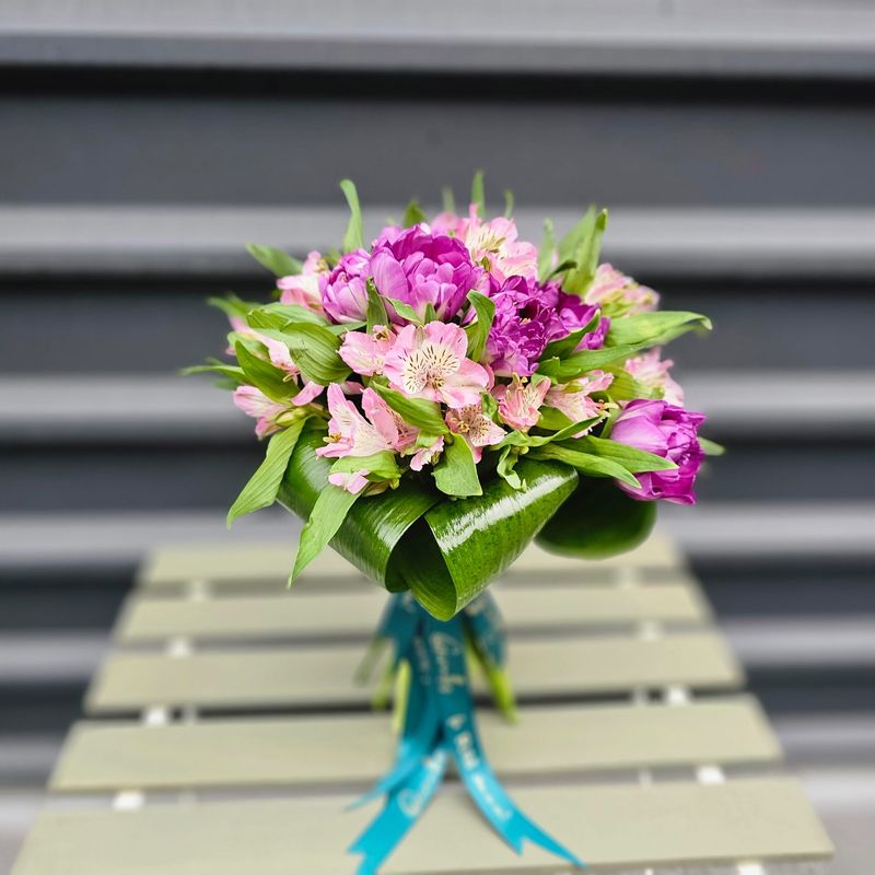 Buchet primăvară cu lalele si alstroemeria 