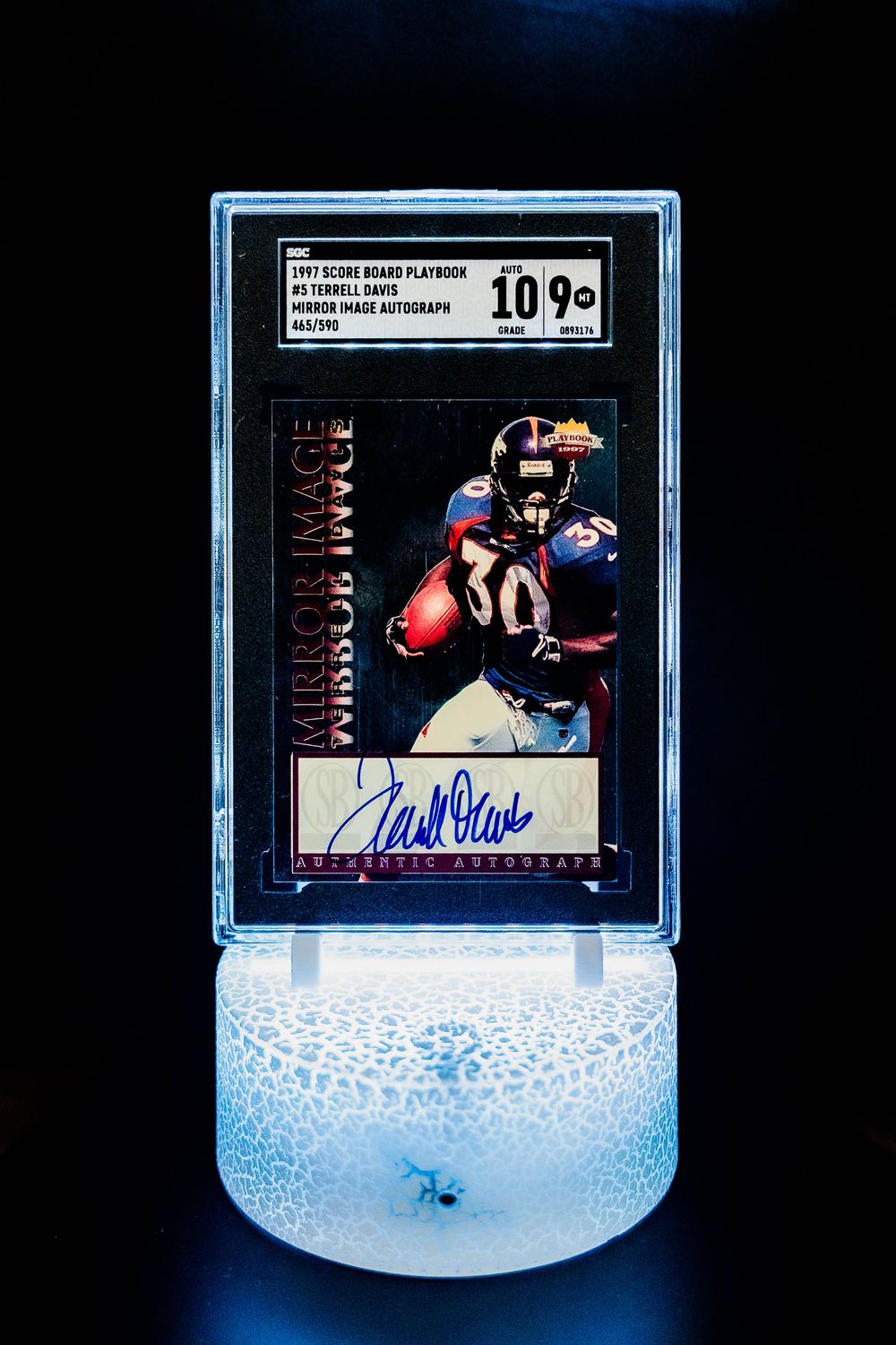 1997 Score Board Playbook Mirror Image Auto SN#465/590 Terrell Davis SGC 9 Auto 10 (#5)