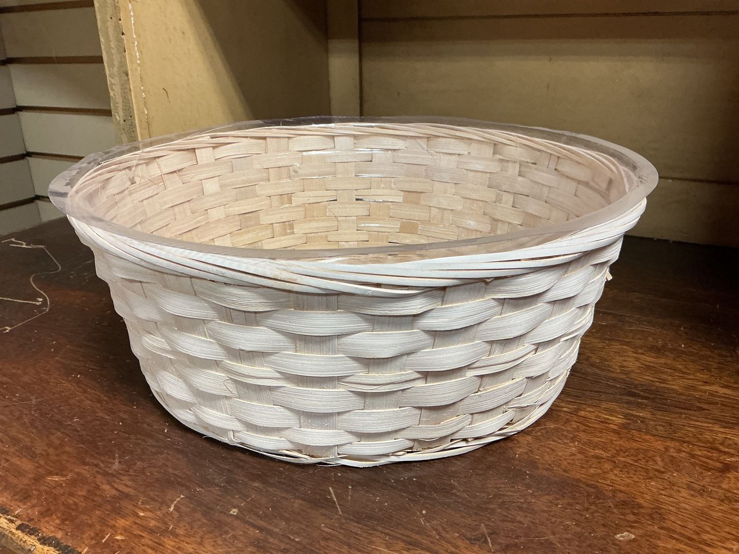 White Round Wicker (lg)