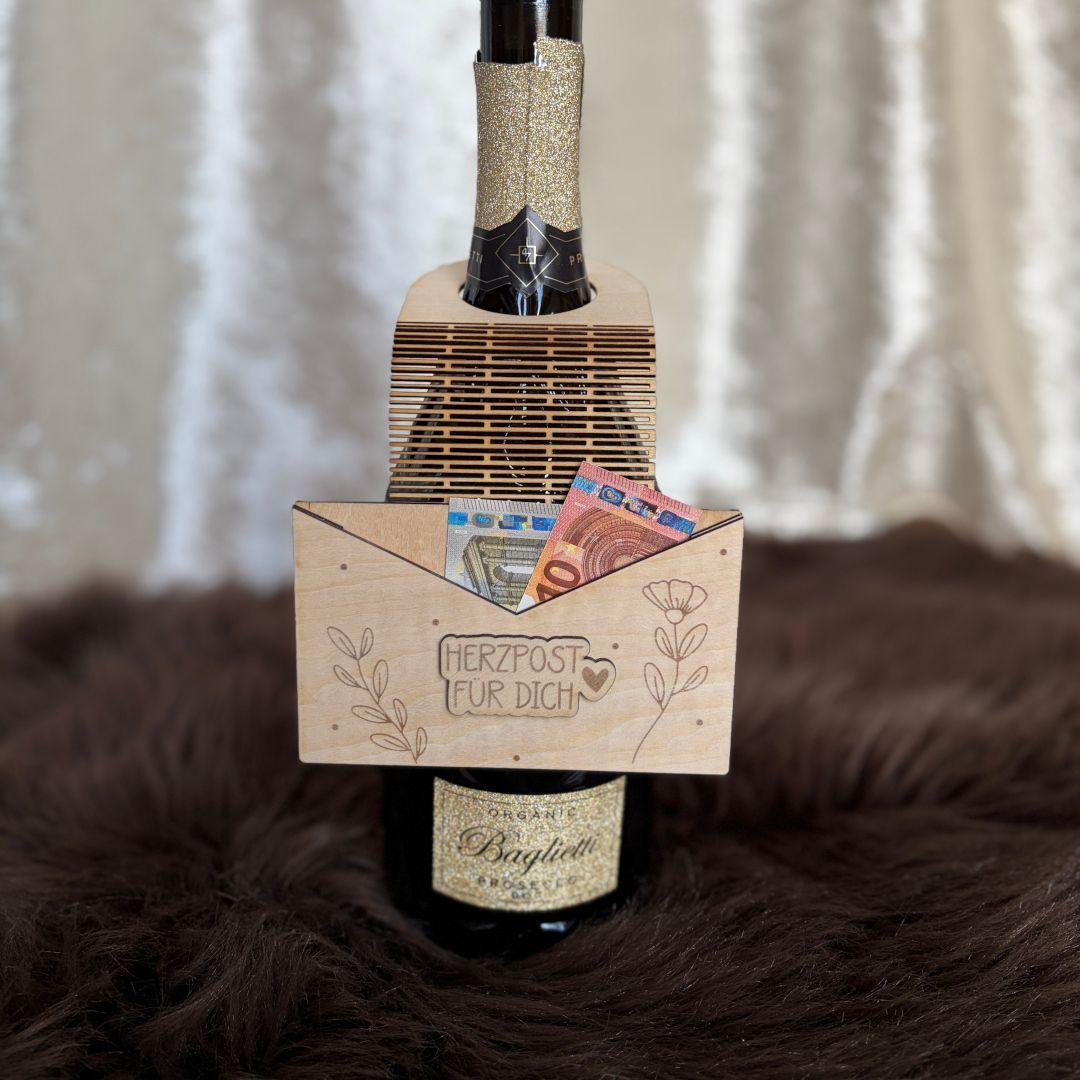 ✨ BalsaBottle GiftHolder – Personalisierbarer Flaschen- & Kartenhalter aus Balsaholz ??