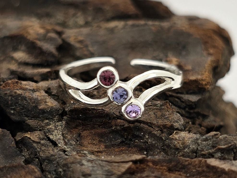 Lavender Dream Toe Ring – Gradient Purple CZ Stones in Delicate Silver Band