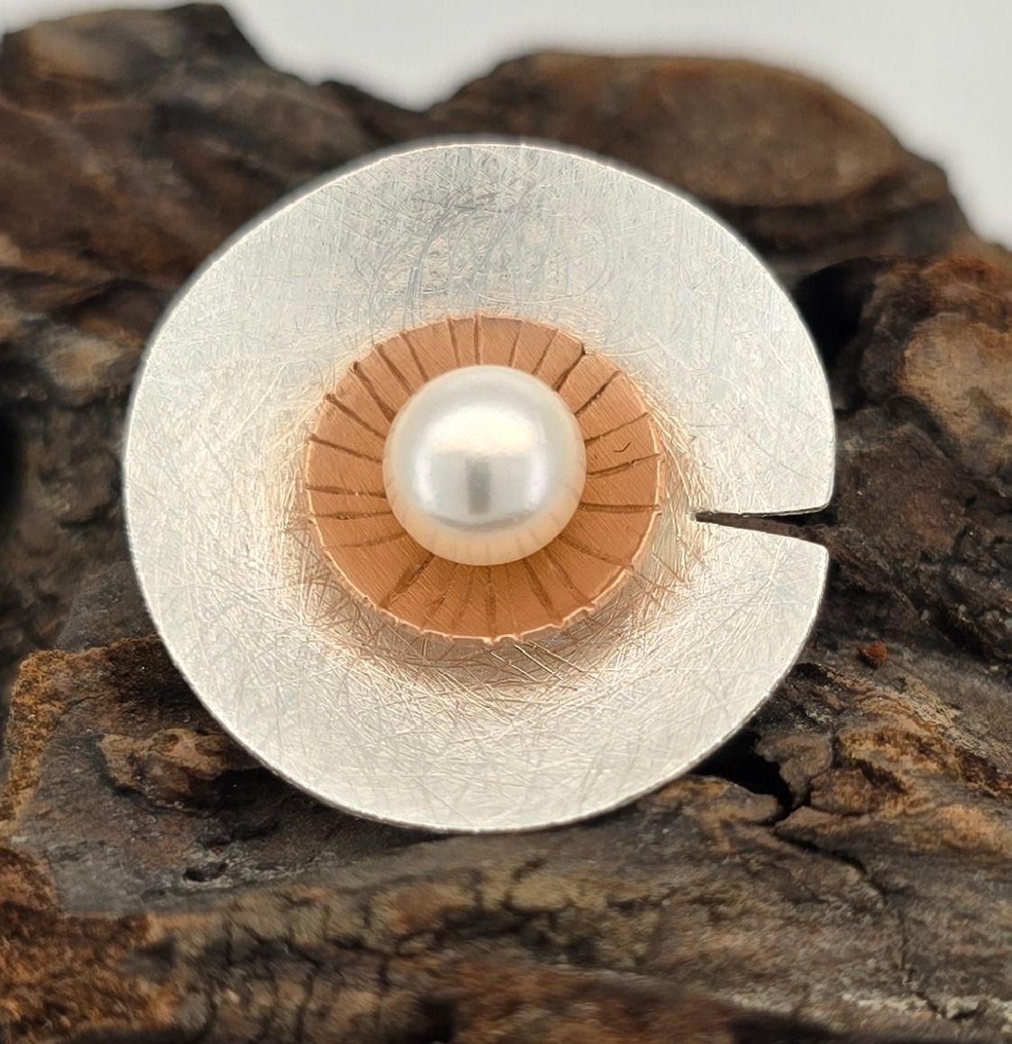 Flora Waterlily Pearl Pendant – 23mm Silver &amp; Rose Gold-Plated Floral Charm with White Freshwater Pearl