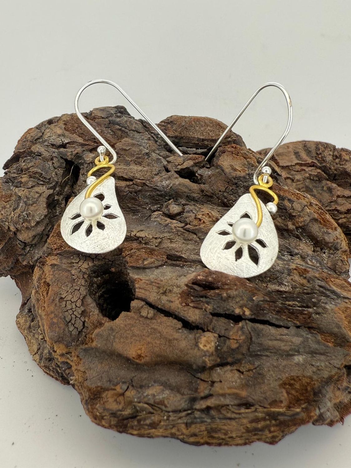 Sterling Silver Leaf Earrings with Gold Plated Detail &amp; Freshwater Pearl – Elegant Nature-Inspired Design