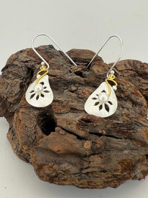 Sterling Silver Leaf Earrings with Gold Plated Detail &amp; Freshwater Pearl – Elegant Nature-Inspired Design