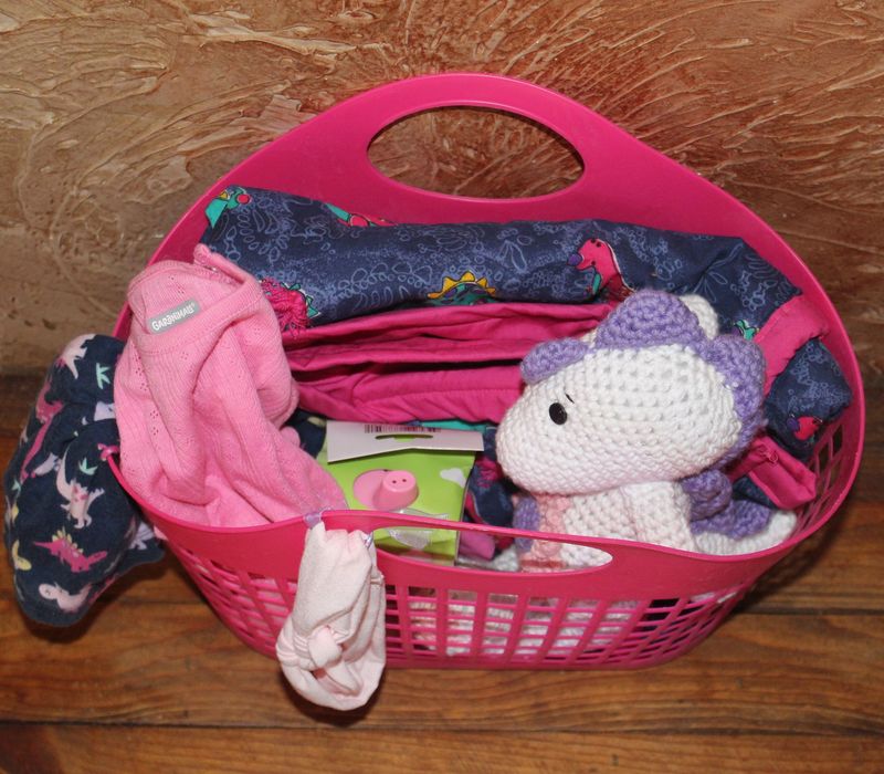 Handmade Toddler Girl Gift Set – Pink Dinosaur Outfit, Crochet Plush Toy & Blanket Bundle – Unique Toddler Gift Basket Handmade baby girl gift set with pink onesie, dinosaur leggings, crochet plush toy, and blanket in basket