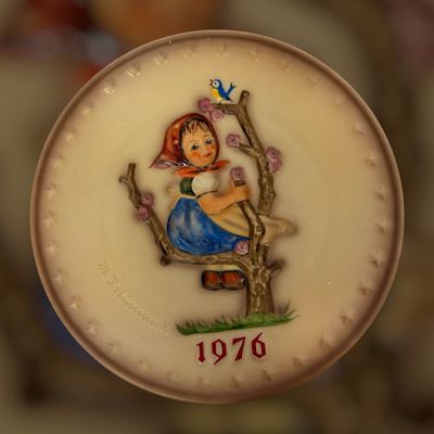 Goebel M.J. Hummel 1976 6th Annual Collector Plate