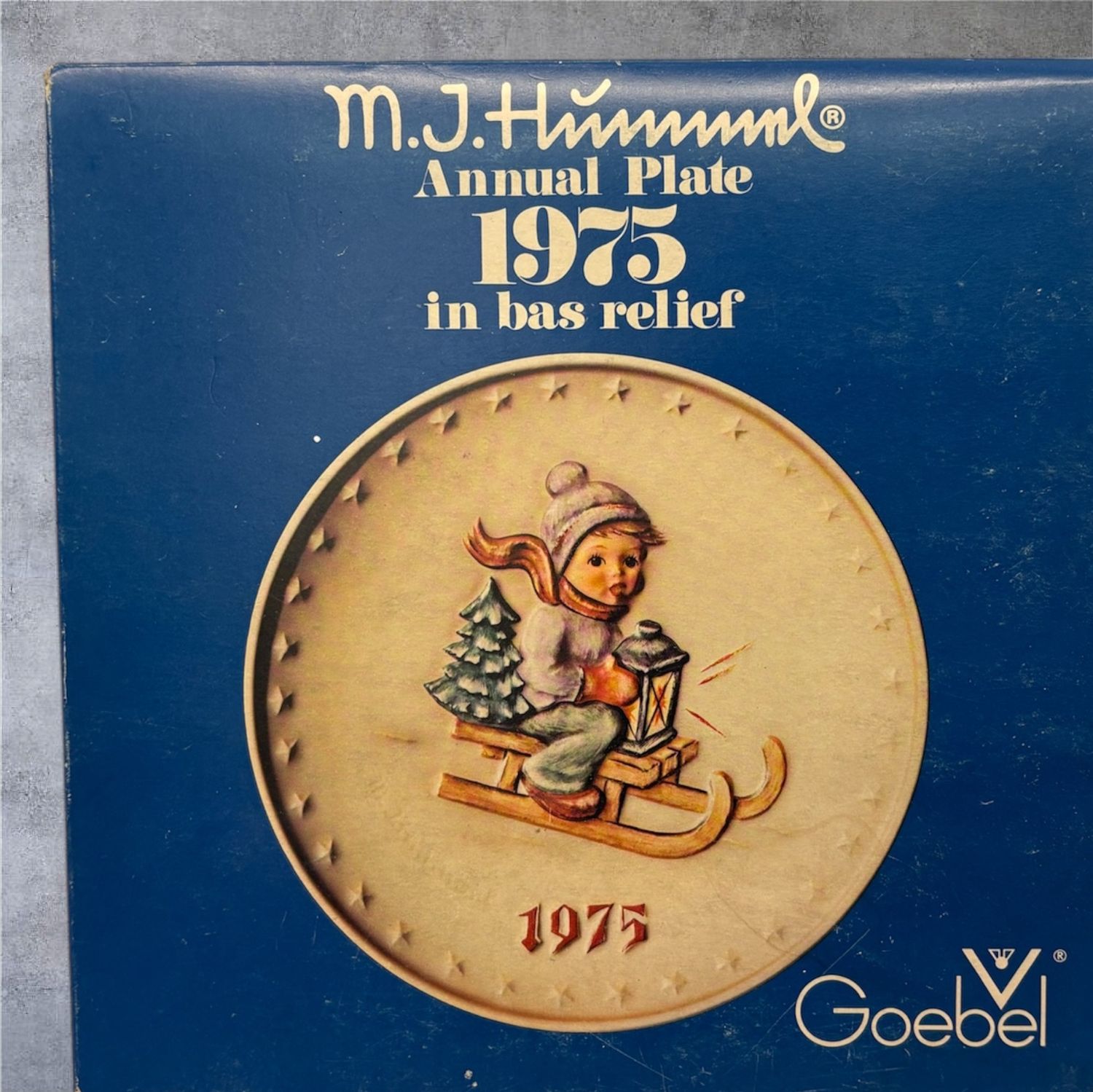 M.J. Hummel 1975 Annual Plate, titled "Ride Into Christmas"